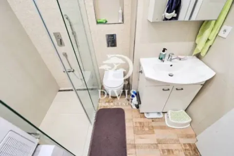 Kompaktno kupatilo sa tuš kabinom, umivaonikom i wc šoljom. - image 5