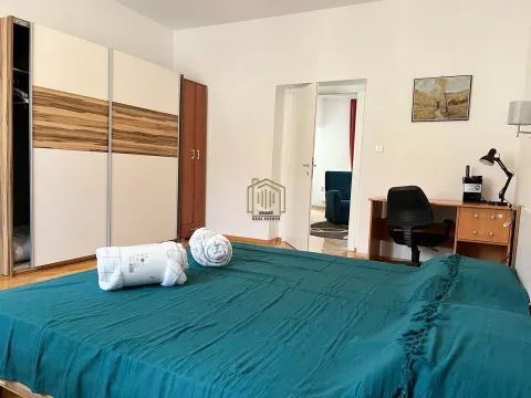 Namještena spavaća soba sa velikim bračnim krevetom, plakarom i radnim stolom. - image 10