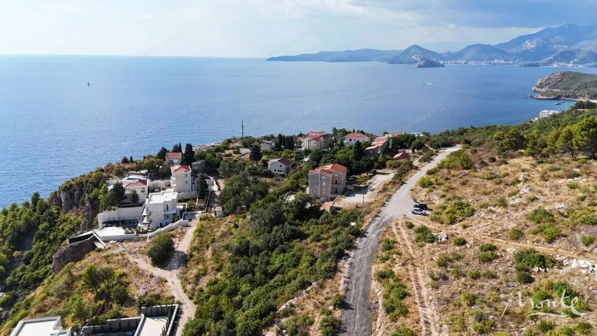 Pogled iz vazduha na priobalno naselje i more.