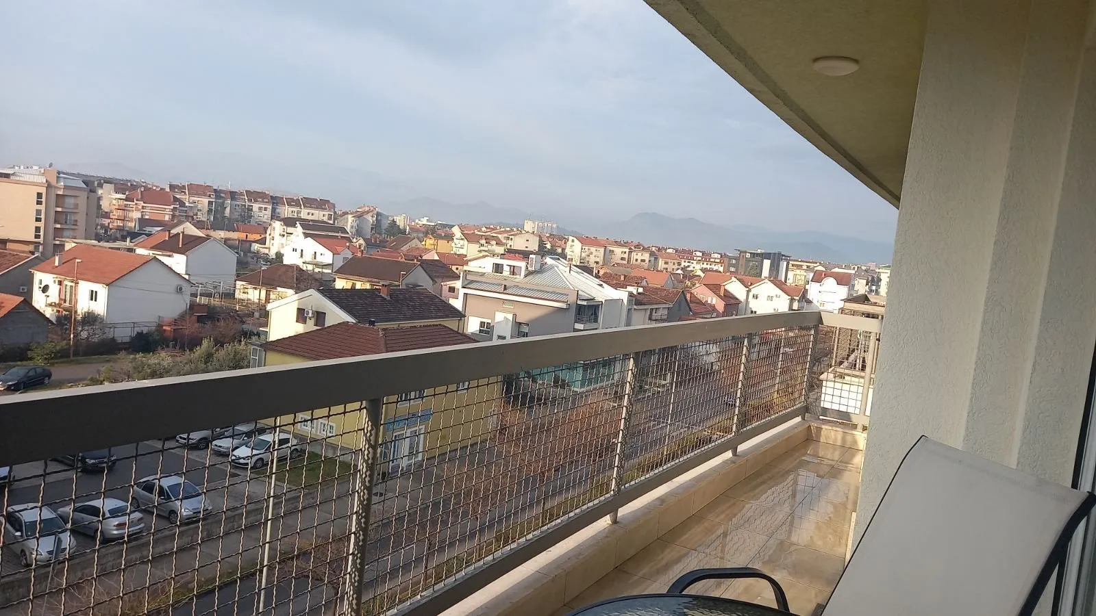 Pogled sa prostrane terase na grad i okolna brda.