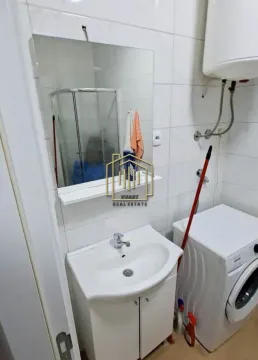 Kupatilo opremljeno umivaonikom, veš mašinom i bojlerom. - image 6
