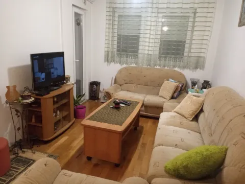 Dnevna soba sa garniturom za sjedenje, klub stolom i televizorom. - image 10
