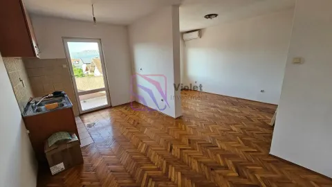 Manja kuhinja povezana sa dnevnim boravkom i izlazom na terasu. - image 2