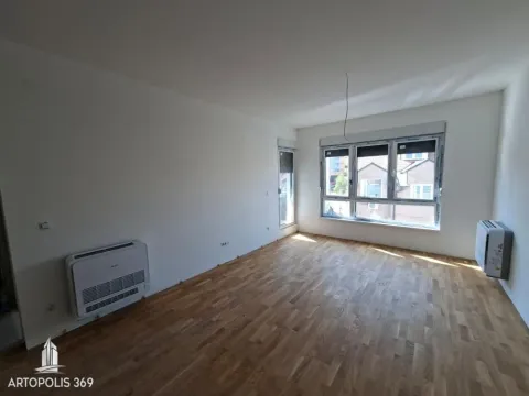 Prazna neuređena soba sa parketom na podu i prozorima. - image 11