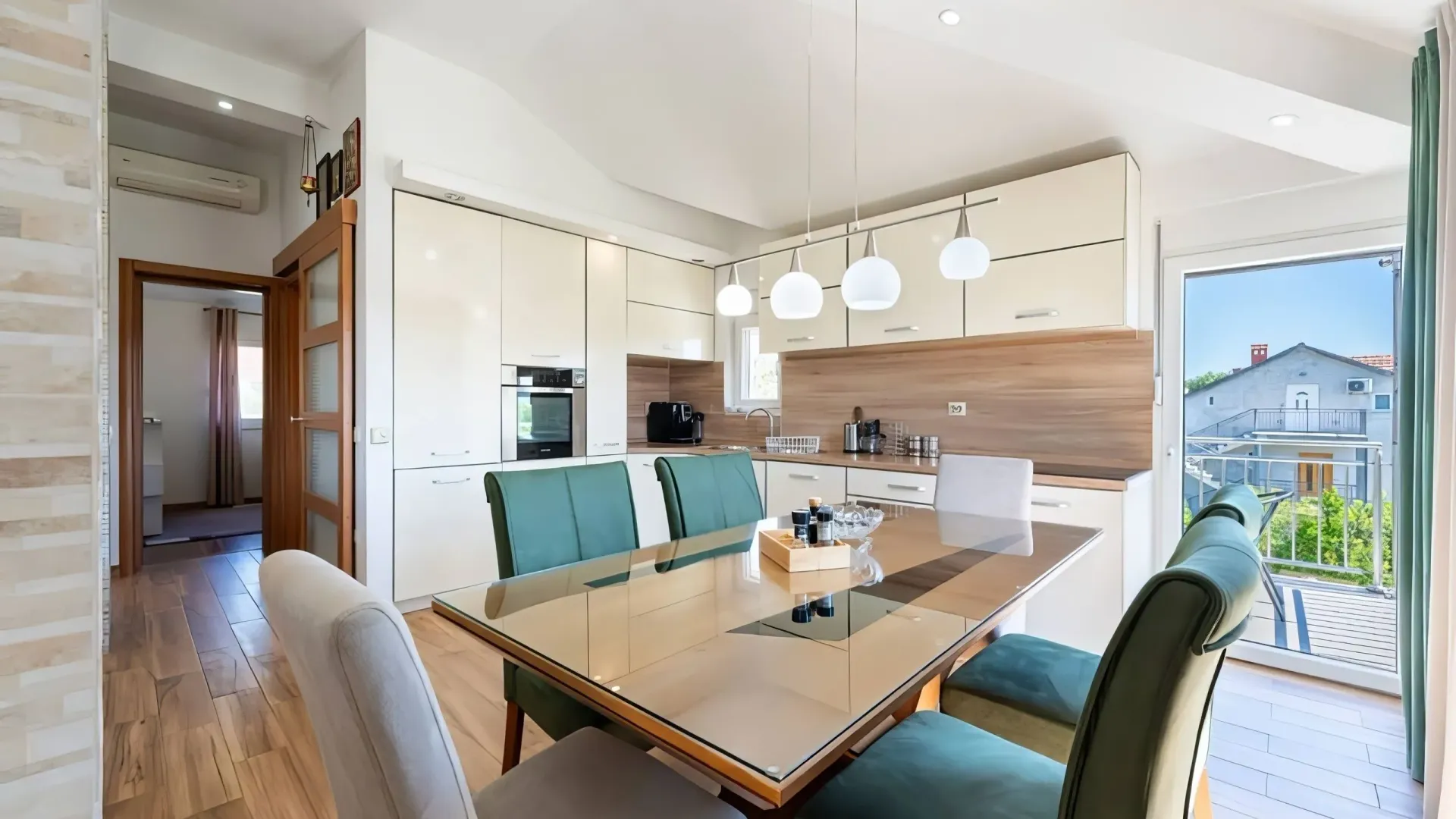 Izdavanje, trosoban stan, 130m², Kalimanj, Tivat