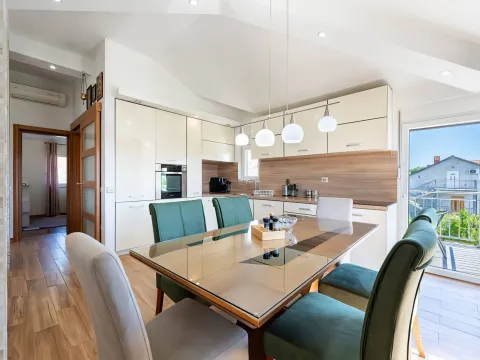 Rent, three bedroom apartment, 130m², Kalimanj, Tivat - image 3