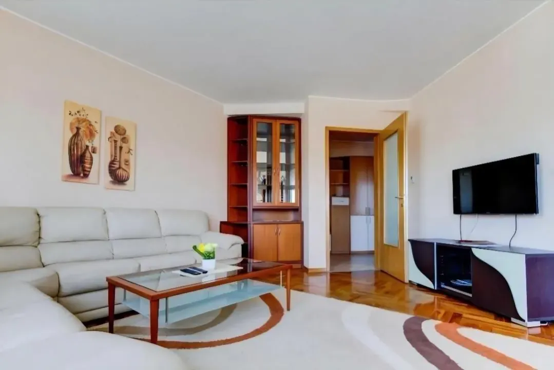 Izdavanje, dvosoban stan, 89m², Krivi Most, Podgorica