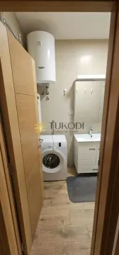 Pogled na kupatilo sa umivaonikom, bojlerom i veš mašinom. - image 4