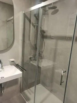 Moderno kupatilo sa tuš kabinom i umivaonikom. - image 3
