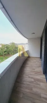 Prostrana natkrivena terasa sa drvenim podom i pogledom na zelenilo. - image 11