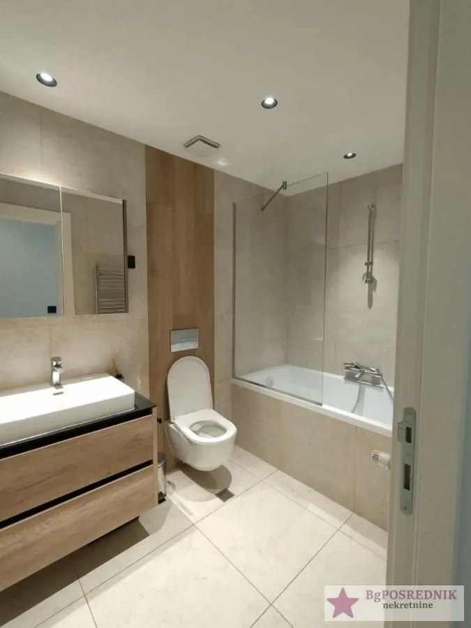 Moderno kupatilo sa tuš kabinom, umivaonikom i wc šoljom.