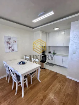 Moderna kuhinja sa trpezarijom i bijelim namještajem. - image 5
