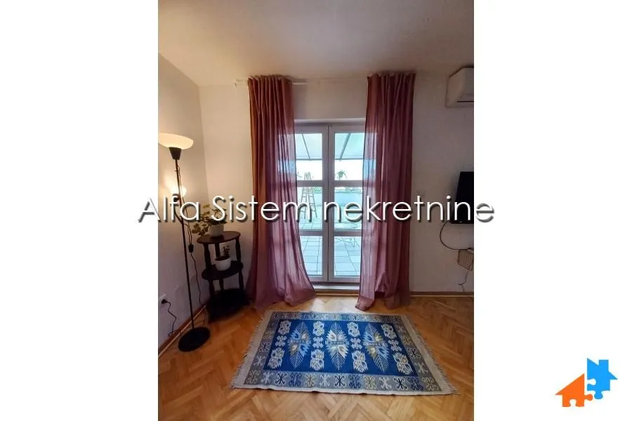 Living room with access to the terrace and parquet flooring.