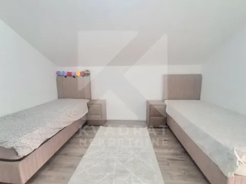 Spavaća soba sa dva singl kreveta i noćnim stočićima. - image 9
