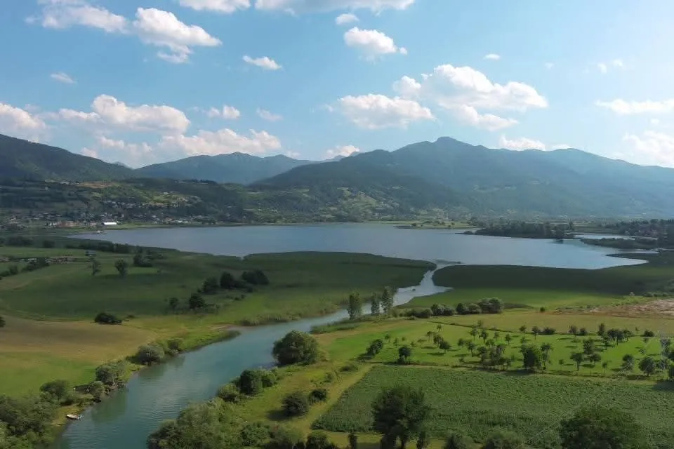 Pogled iz vazduha na jeZERO, rijeku i okolne planine.