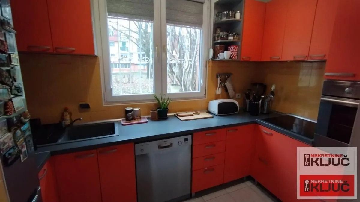 Prodaja, trosoban stan, 75m², Novo naselje, Novi Sad
