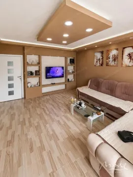 Dnevna soba sa garniturom, televizorom i spuštenim plafonom sa rasvjetom. - image 2