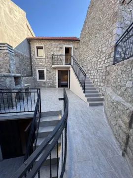 Popločano dvorište kamene kuće sa spoljašnjim stepenicama i terasom. - image 6