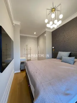 Moderna spavaća soba sa bračnim krevetom, garderoberom i upečatljivim lusterom. - image 8