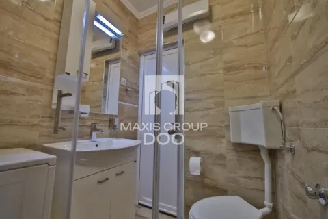 Kupatilo opremljeno umivaonikom, WC šoljom i tuš kabinom. - image 11