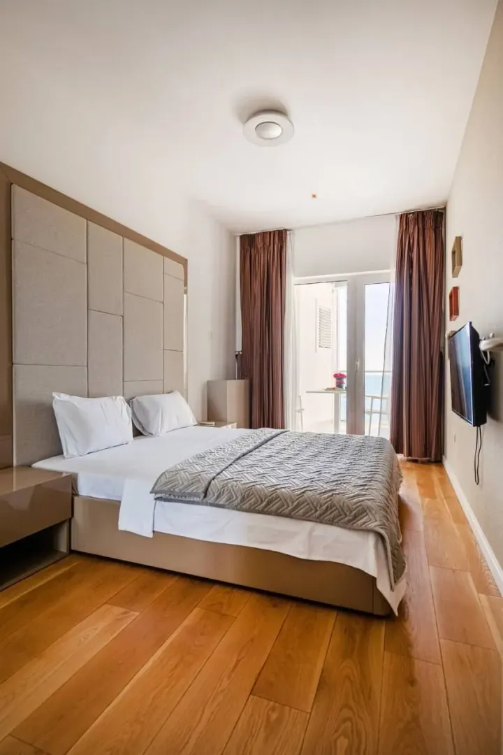 Izdavanje, jednosoban stan, 77m², Tre Canne, Budva