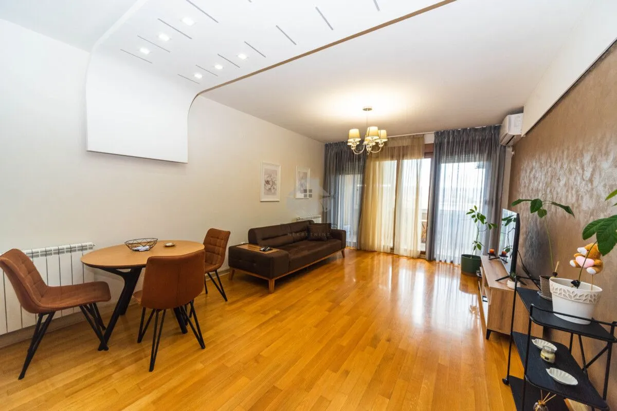 Izdavanje, trosoban stan, 100m², Krivi Most, Podgorica