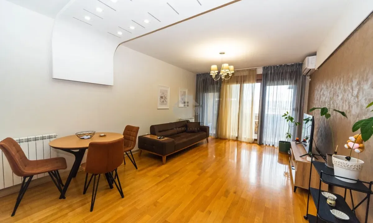 Izdavanje, trosoban stan, 100m², Krivi Most, Podgorica