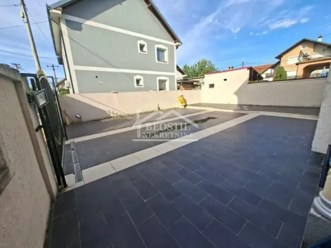 Popločano dvorište kuće sa ogradom i kapijom. - image 18