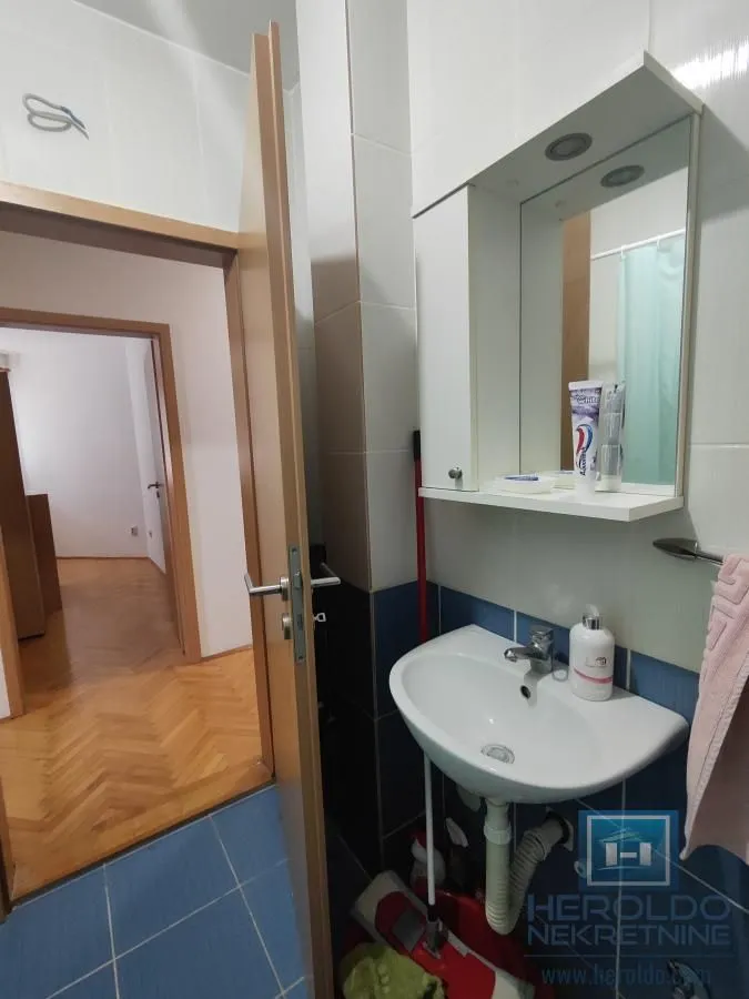 Izdavanje, trosoban stan, 71m², Centar, Jagodina