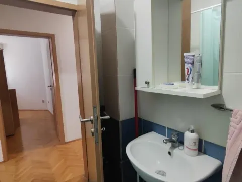 Izdavanje, trosoban stan, 71m², Centar, Jagodina - image 19