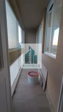 Manji zatvoreni balkon sa popločanim podom i prozorima. - image 8