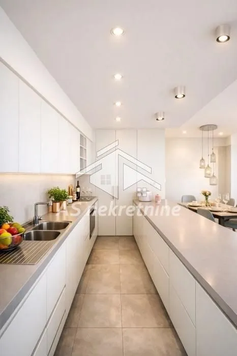 Izdavanje, četvorosoban stan, 117m², Savski Venac, Beograd