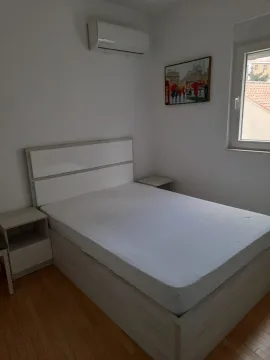 Svjetla i uredna spavaća soba sa bračnim krevetom. - image 10