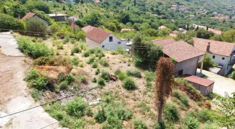Pogled iz ptičje perspektive na plac sa rastinjem i okolne kuće u naselju. - image 3