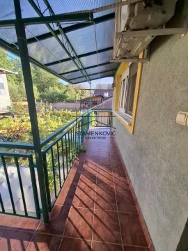 Covered balcony space with ceramic tiles and a view of the courtyard. - image 6