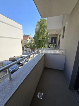Pogled sa balkona na dvorište i parkirana vozila. - image 13
