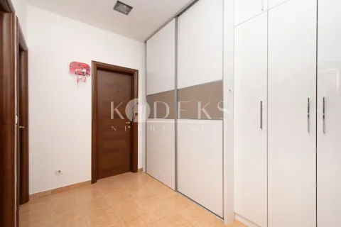 Rent, three bedroom apartment, 93m², City Kvart, Podgorica - image 13