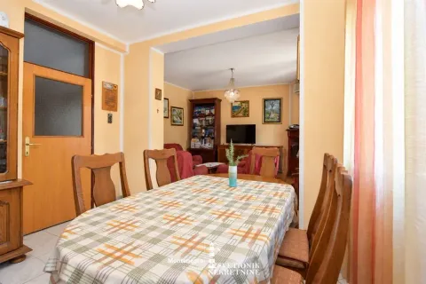 Trpezarija sa stolom i stolicama i pogledom na dnevni boravak. - image 4