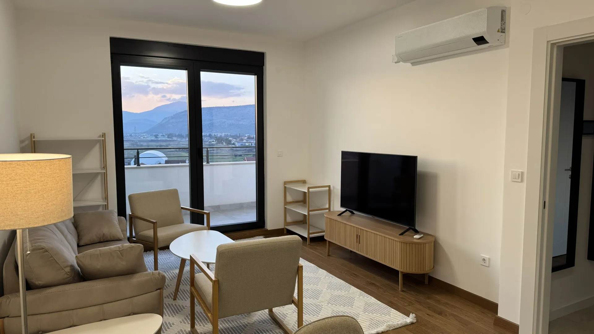Izdavanje, trosoban stan, 96m², Tološka šuma, Podgorica