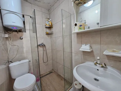 Manje kupatilo sa tuš kabinom, umivaonikom i wc šoljom. - image 12
