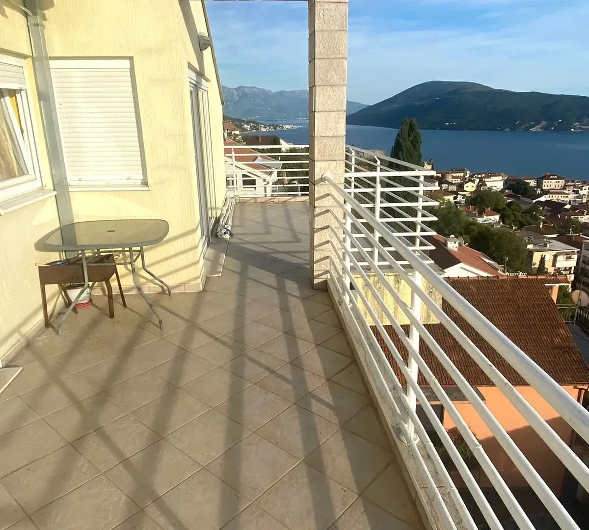 Izdavanje, dvosoban stan, 100m², Centar, Herceg Novi