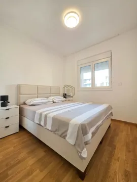 Namještena spavaća soba sa bračnim krevetom i prozorom. - image 12