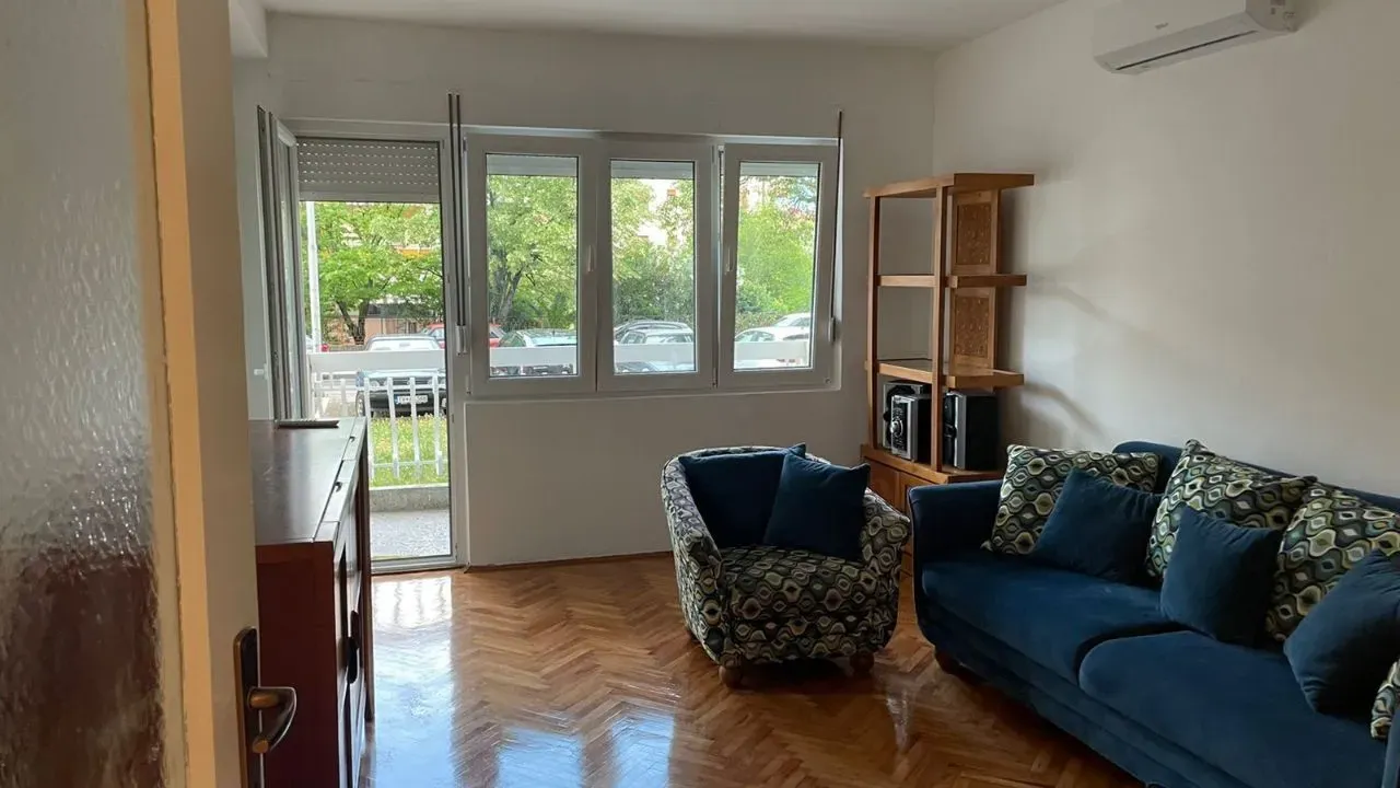 Izdavanje, dvosoban stan, 80m², Tivat, Crna Gora