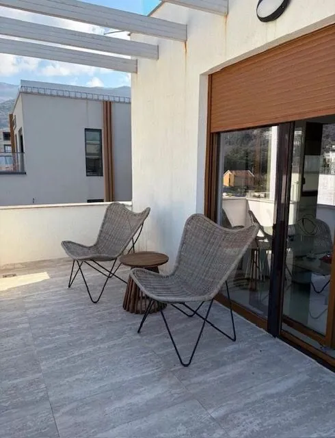 Izdavanje, dvosoban stan, 73m², Donja Lastva, Tivat