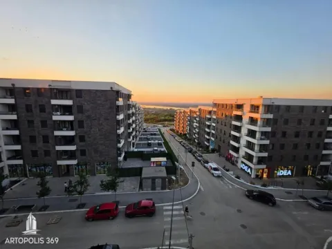 Pogled iz apartmana na stambeni kompleks u sumrak. - image 18