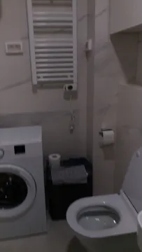 Kupatilo sa veš mašinom, toaletom i sušačem peškira. - image 12