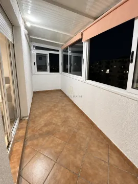 Zastakljeni balkon sa keramičkim pločicama na podu. - image 4