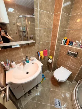 Manje kupatilo sa umivaonikom, WC šoljom i tuš kabinom. - image 14