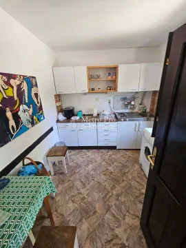 Manja kuhinja sa belim elementima i trpezarijskim stolom. - image 14