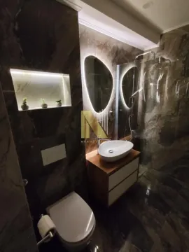 Moderno kupatilo sa tuš kabinom, umivaonikom i wc šoljom. - image 10
